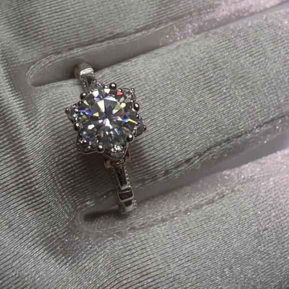 Engagement Ring 1CT Size 9 Moissanite in Solid Silver - Picture 5 of 7